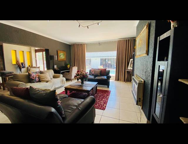 4 BEDROOM FREEHOLD FOR SALE IN ALBERANTE